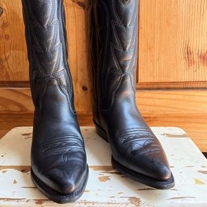 Super cute, vintage (90’s) black cowboy boots. Purchased at Nordstroms 🤠